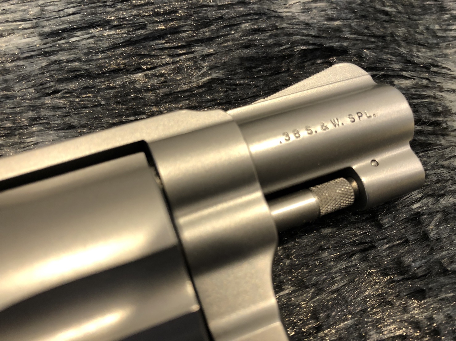 ** ขายแล้ว ** [ปืนมือฝากขายมือสอง] Smith&Wesson .38 M60 Lady Smith 2นิ้ว ขาวจั๊ว สภาพดี สวยแน่นตึบ ไม่เคยแกะ บานพับไม่คลอน !! **รับประกันเช่นเดิม**