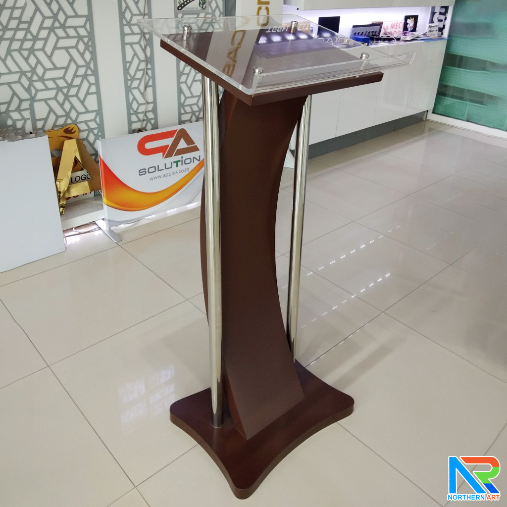 โพเดียมไม้ สีโอ๊ค ขนาด (W) 41 x (L) 50 x (H) 120 cm. พร้อมเสาสแตนเลสคู่ TOP เอียง อะคริลิคใส ติดหมุด