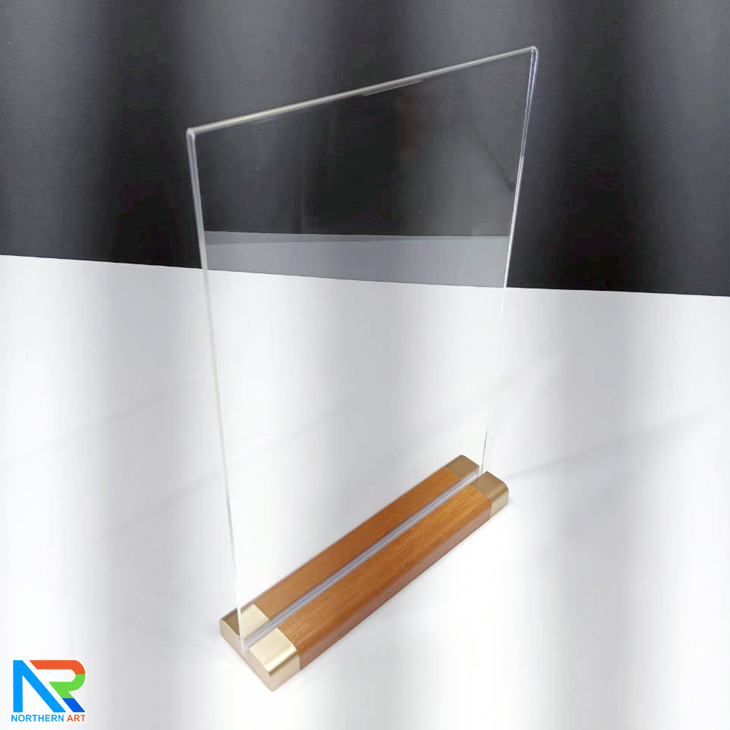 ป้ายตั้งโต๊ะ A4 ฐานไม้ พร้อมอะคริลิคใส สอดงานพิมพ์ด้านข้าง โชว์งานพิมพ์ 2 ด้าน