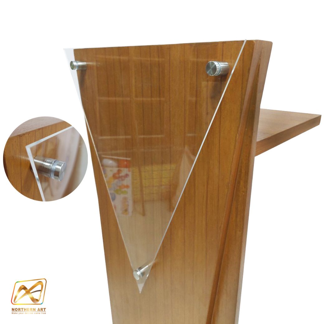 โพเดียมลายไม้สีสัก ทรงสามเหลี่ยม ขนาด (W) 45 x (L) 35 x (H) 118 cm. ด้านหน้าอะคริลิคใส ติดหมุด สำหรับติดโลโก้