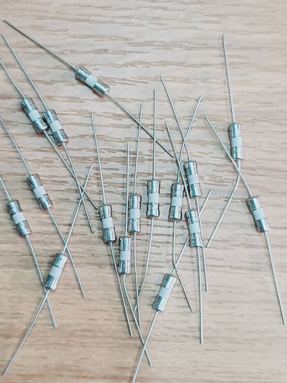 0000013 ฟิวส์ 2 ขา บัดกรี หางหนู (เซรามิค) 5x20 mm. 250V F5A (ต่อตัว)