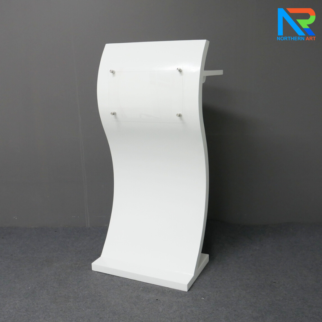โพเดียมไม้ สีขาว ทรง S Shape Podium พร้อมอะคริลิคติดหมุดด้านหน้า สำหรับติดโลโก้
