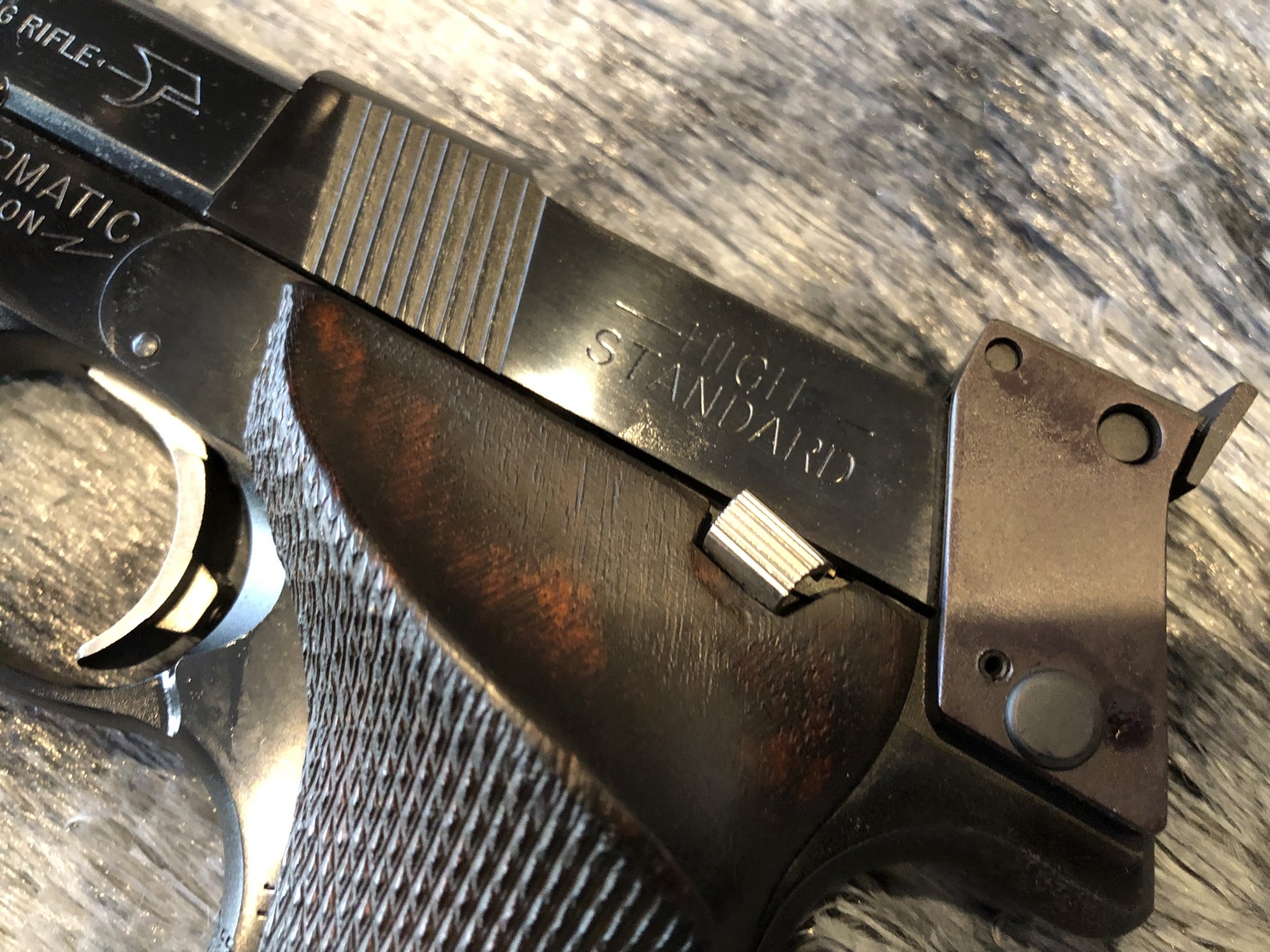 [ปืนฝากขายมือสอง] High Standard Super matic .22LR เก่าเก็บ โบราณ ใช้งานได้ สะสมดี ชอบก็มาจัดได้ครับ !!