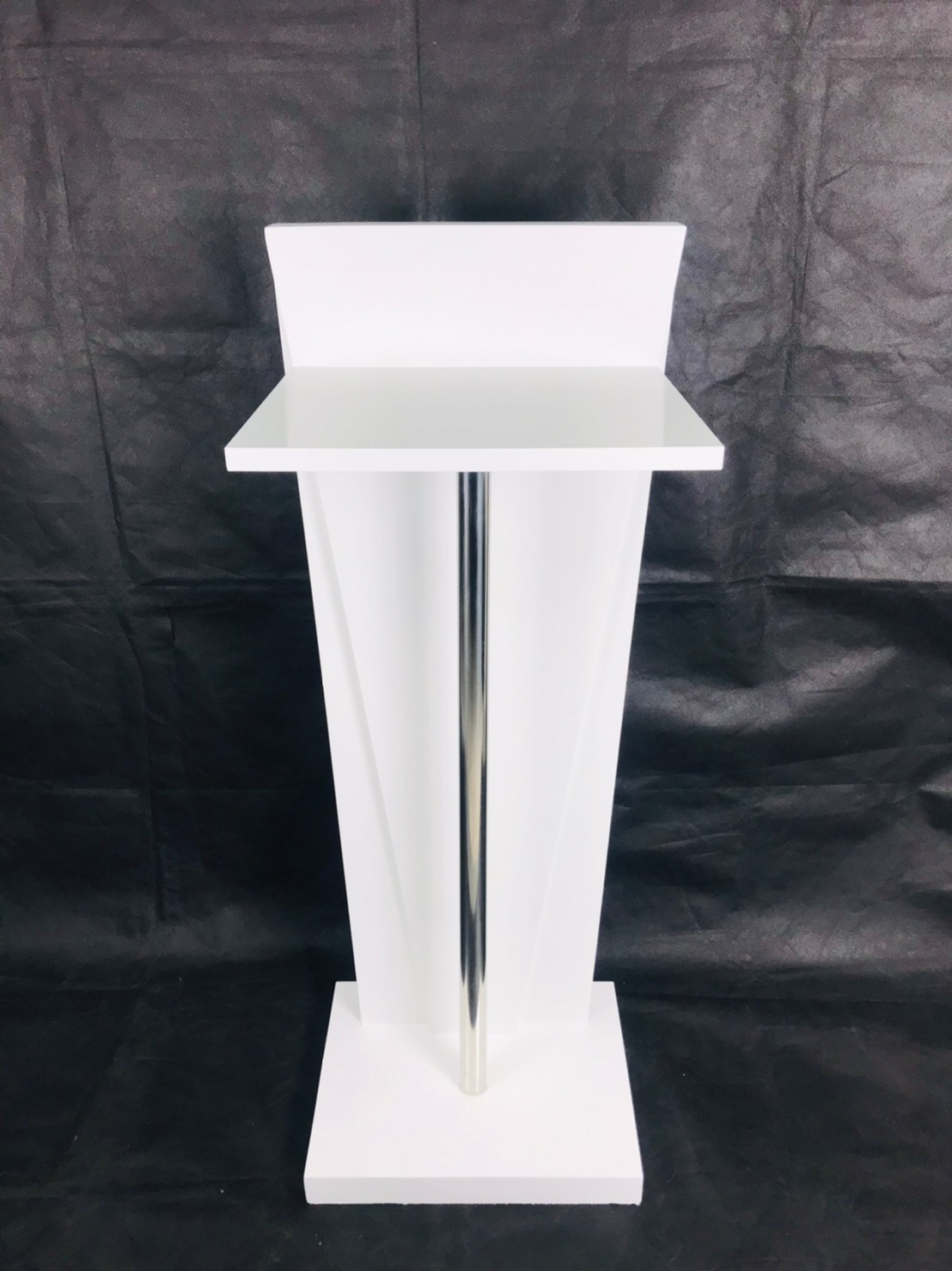 โพเดียมไม้สีขาว ทรงสามเหลี่ยม ขนาด (W) 45 x (L) 35 x (H) 118 cm. ด้านหน้าอะคริลิคใส ติดหมุด สำหรับติดโลโก้