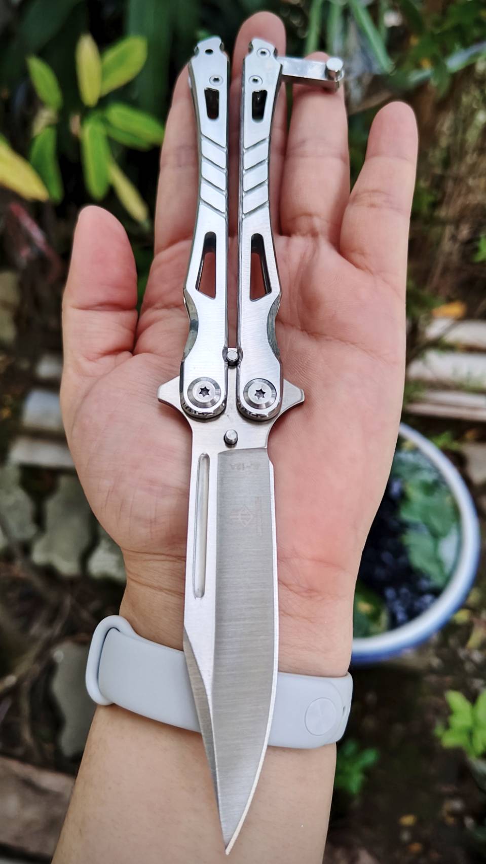 มีดควง บาลิซองสแตนเลสทั้งใบและด้าม เป็นสแตนเลสเต็มๆ น้ำหนักดี ควงง่ายงานแน่น ท้ายล็อคแน่นหนา สามารถใช้งานได้จริง