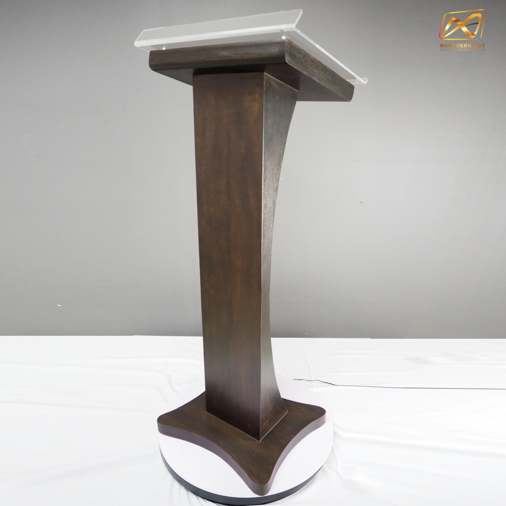 โพเดียมลายไม้ สีโอ๊คเข้ม ขนาด (W) 48 x (L) 40 x (H) 120 cm. Top เอียง ปิดทับอะคริลิคใสพร้อมหมุด