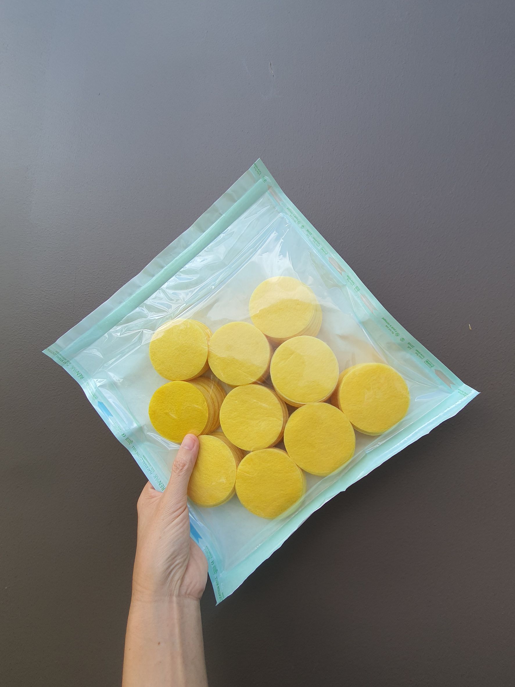 500 pcs.- 100% Biodegradable Natural Golden Raw Silk Pad 6 cm - .แผ่นเช็ดใยไหมธรรมชาติ ขนาด 6 ซม. ( 500 ชิ้น)