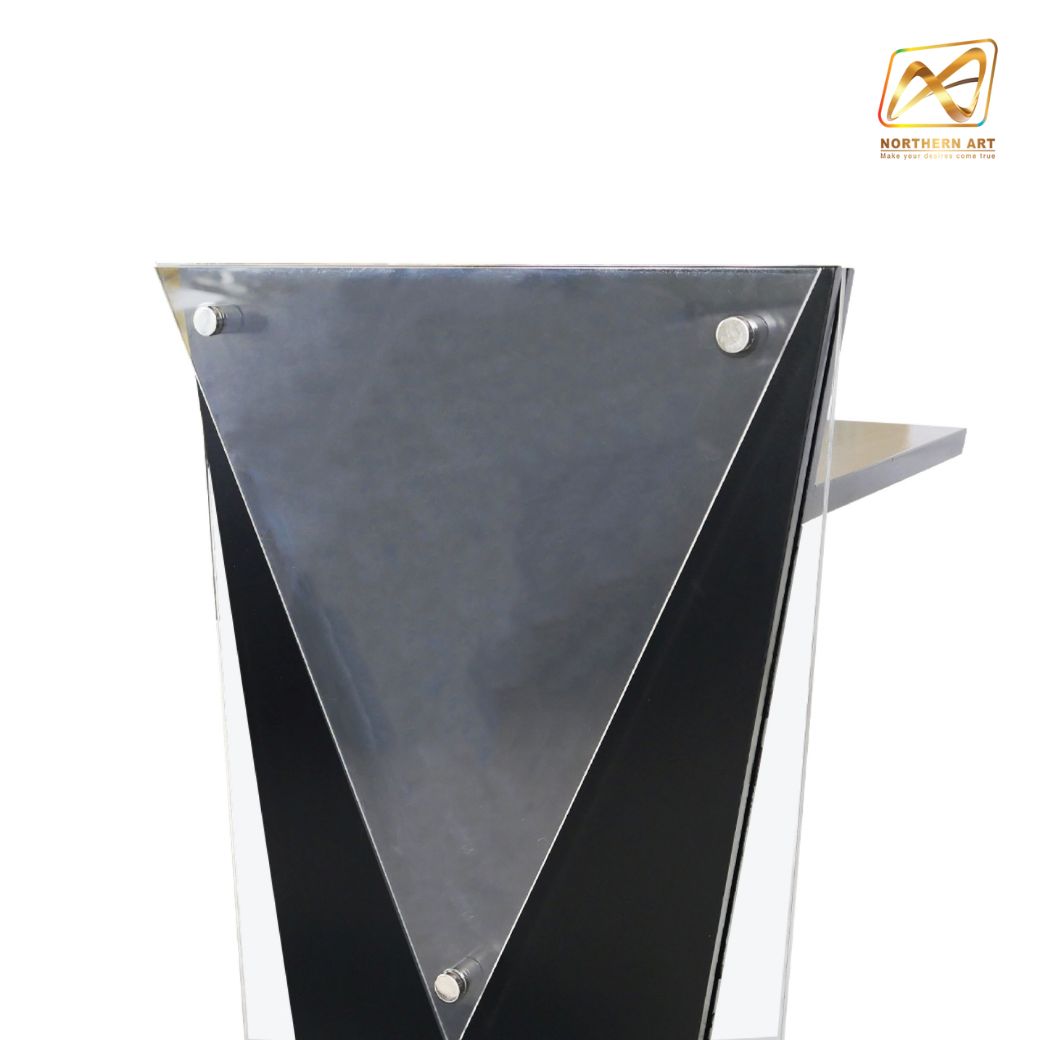 โพเดียมไม้สีดำ ทรงสามเหลี่ยม ขนาด (W) 45 x (L) 35 x (H) 120 cm. ด้านข้างอะคริลิคใส หนา 8 มม. ด้านหน้าอะคริลิคใส ติดหมุด สำหรับติดโลโก้