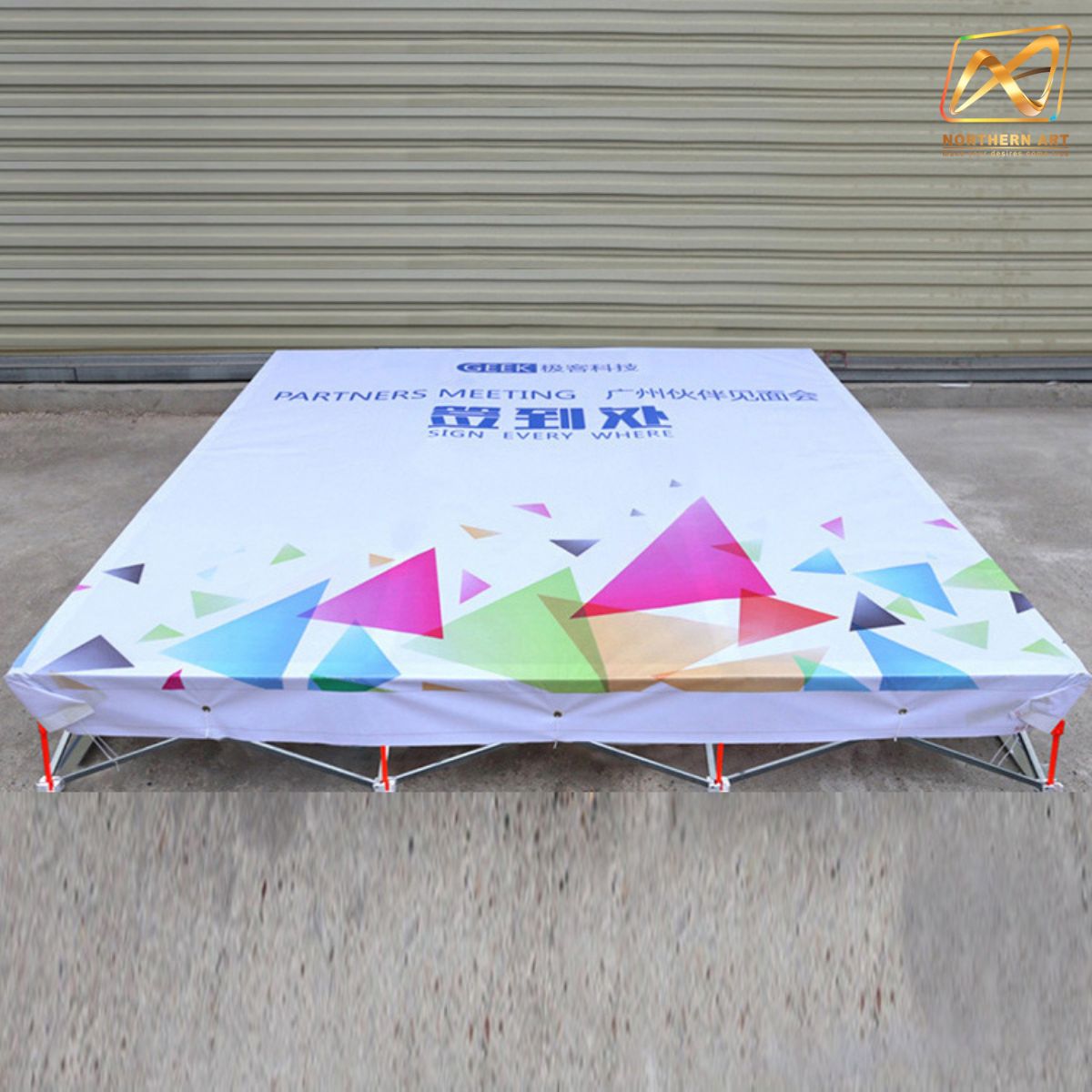 VINYL BACKDROP OUTDOOR บคดรอบไวนิล รุ่น 3x4 ขนาด (W)400 x (H)300 cm. โครงอะลูมิเนียมพร้อมขาค้ำยัน ถอดประกอบและพับเก็บได้ แข็งแรง เหมาะกับงานภายนอกอาคาร