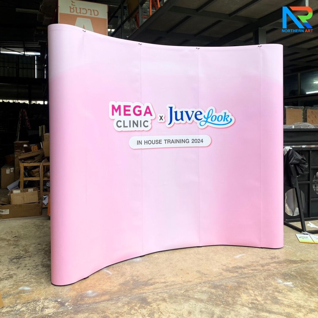 BACK DROP ฉากแบคดรอป รุ่นมน แบบโค้ง โครงอะลูมิเนียม ถอดประกอบได้ พร้อมงานพิมพ์ +โคมไฟ 2 ชุด และกระเป๋าล้อลาก 1 ใบ