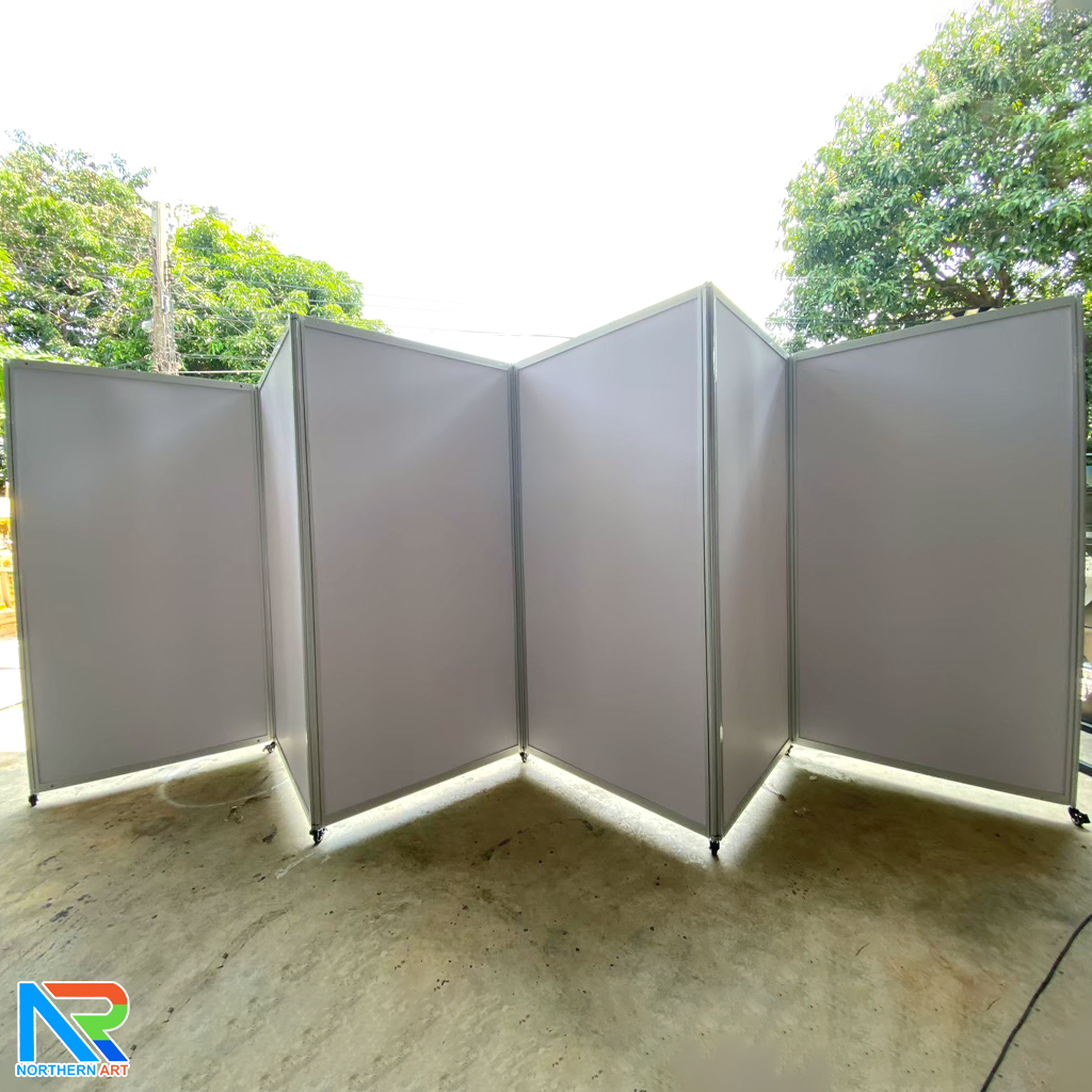 บอร์ดจัดนิทรรศการ บอร์ดอะลูมิเนียม ตั้งต่อเนื่องซิกแซก 6 บาน ขนาด 100x200 ซม.ถอดประกอบได้ พร้อมล้อเลื่อน พับได้ เคลื่อนย้ายสะดวก