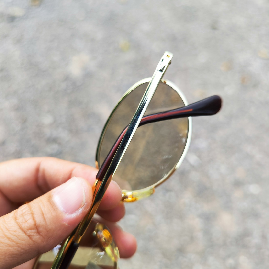 กรอบแว่นตา แว่นตาวินเทจ แว่นเก่าเก็บยุค 90 รุ่น Thong Cha กรอบสีทองทรงรีมน รองรับการนำไปตัดเลนส์สายตา วินเทจแท้ หายากและไม่มีผลิตอีกแล้ว นำเสนอโดย ร้านชินตา