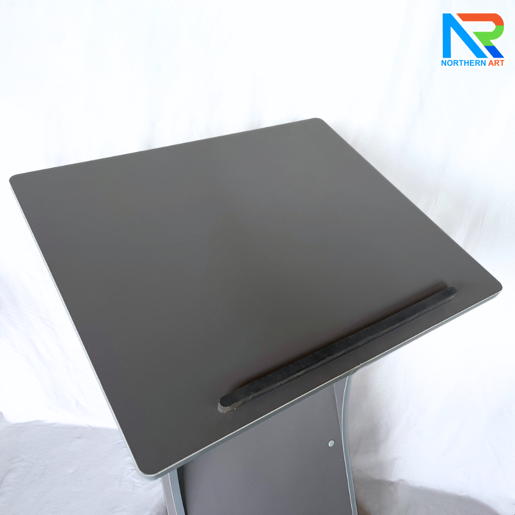 โพเดียมไม้ สีเทา TOPเอียง ขนาด (W)60 x (L)50 x (H)108 cm. พร้อมล้อเลื่อนและชั้นวางของ