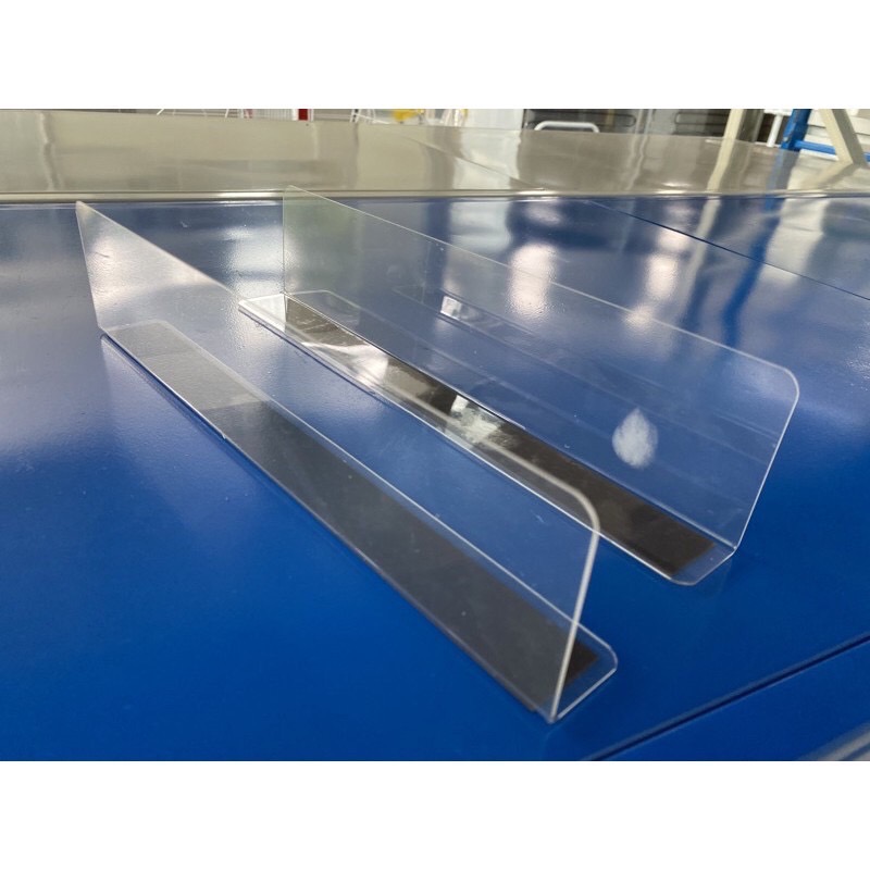 ตัวกั้นระหว่างสินค้า✌🏼จัดระเบียบชั้นวางหรือกันสินค้าตก มีแม่เหล็กให้ พลาสติกหนาเเข็งเเรง มีฟลิมกันรอยให้ อายุใช้งานนาน