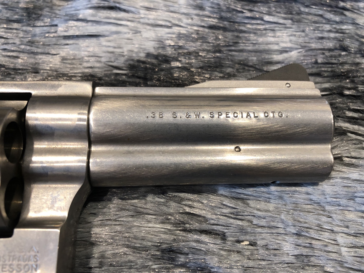 [ปืนฝากขายมือสอง] Smith M60 .38 3นิ้ว ฟูลัก สภาพดีโม่แน่น ผิวเดิมคมๆ มีรอยตามปกติของมือ2 นกดำ ไกดำ เดิมๆแท้ๆแน่นอน !!!