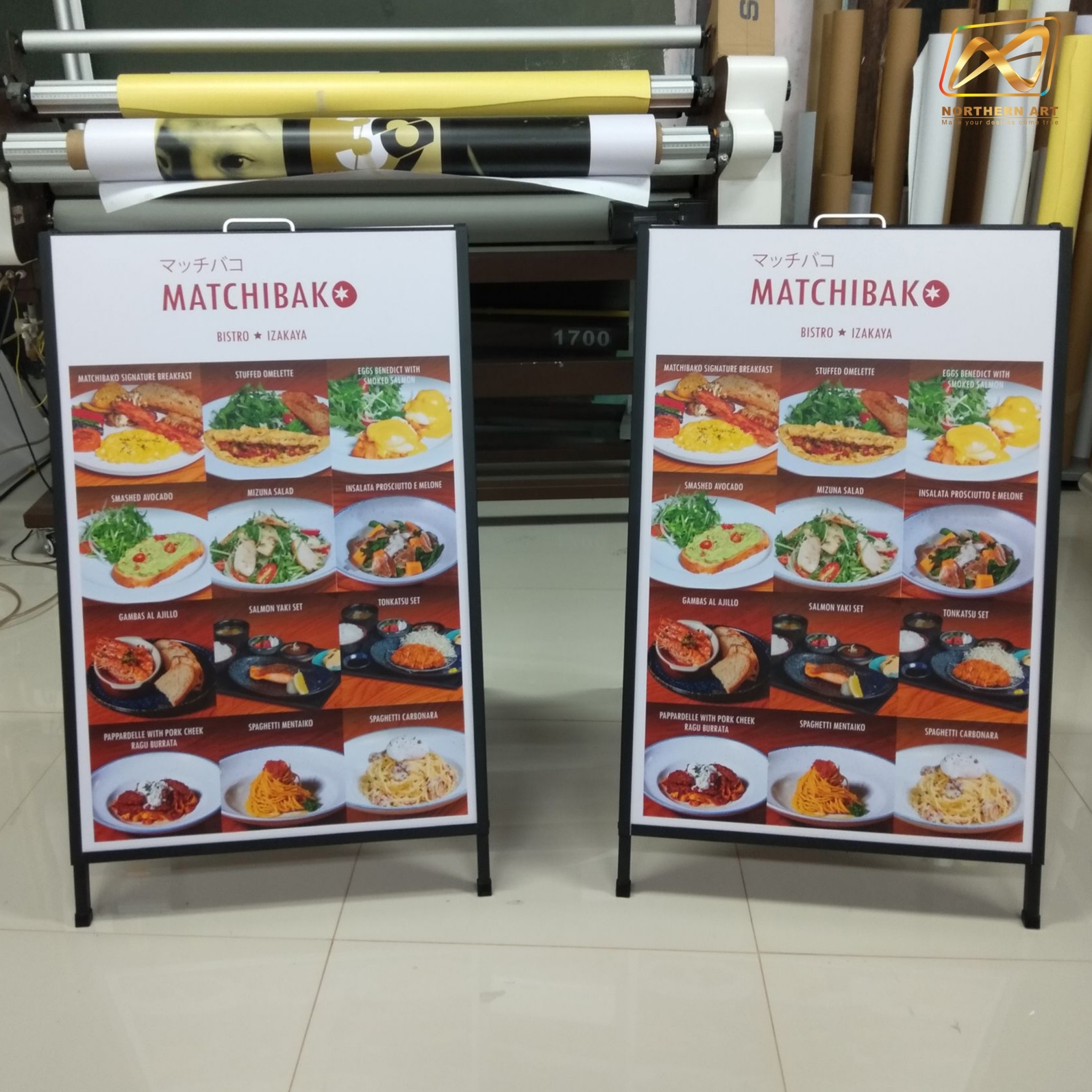 ป้ายตั้งพื้นเหล็ก สีดำ มีด้ามจับ ขนาด 60x90 cm. โชว์งานพิมพ์ 1 ด้าน พับเก็บได้ เคลื่อนย้ายสะดวก