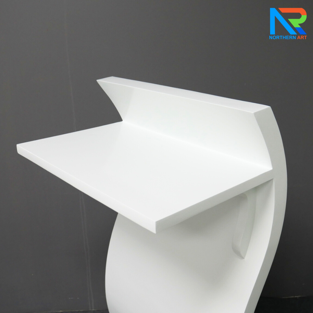 โพเดียมไม้ สีขาว ทรง S Shape Podium พร้อมอะคริลิคติดหมุดด้านหน้า สำหรับติดโลโก้