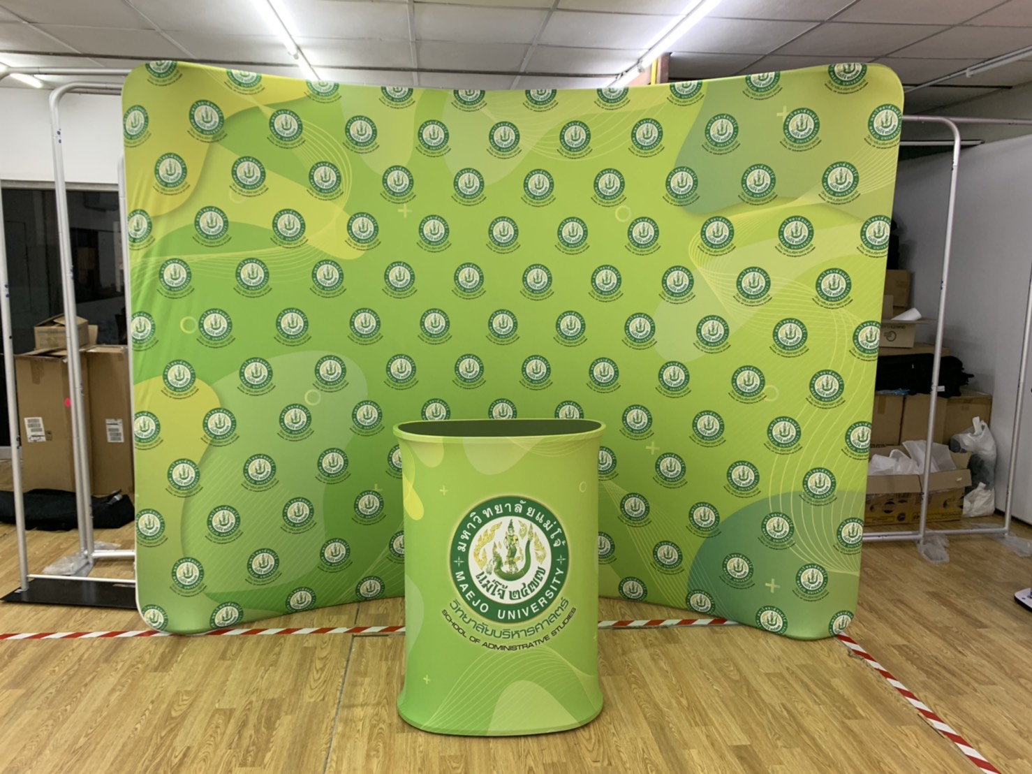 แบคดรอปผ้า Fabric Backdrop รุ่น Curved wall รุ่นโค้ง ขนาด (W)243.8-596 x (H)228 cm.โครงอะลูมิเนียม ถอดประกอบได้ พร้อมกระเป๋าใส่อุปกรณ์ 1 ใบ