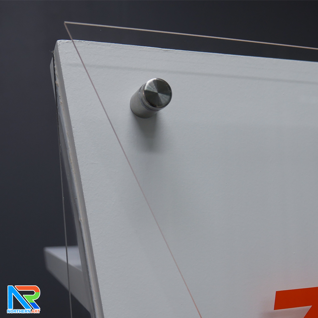 โพเดียมไม้สีขาว ทรงสามเหลี่ยม ขนาด (W) 45 x (L) 35 x (H) 120 cm. ด้านข้างอะคริลิคใส หนา 8 มม. ด้านหน้าอะคริลิคใส ติดหมุด สำหรับติดโลโก้