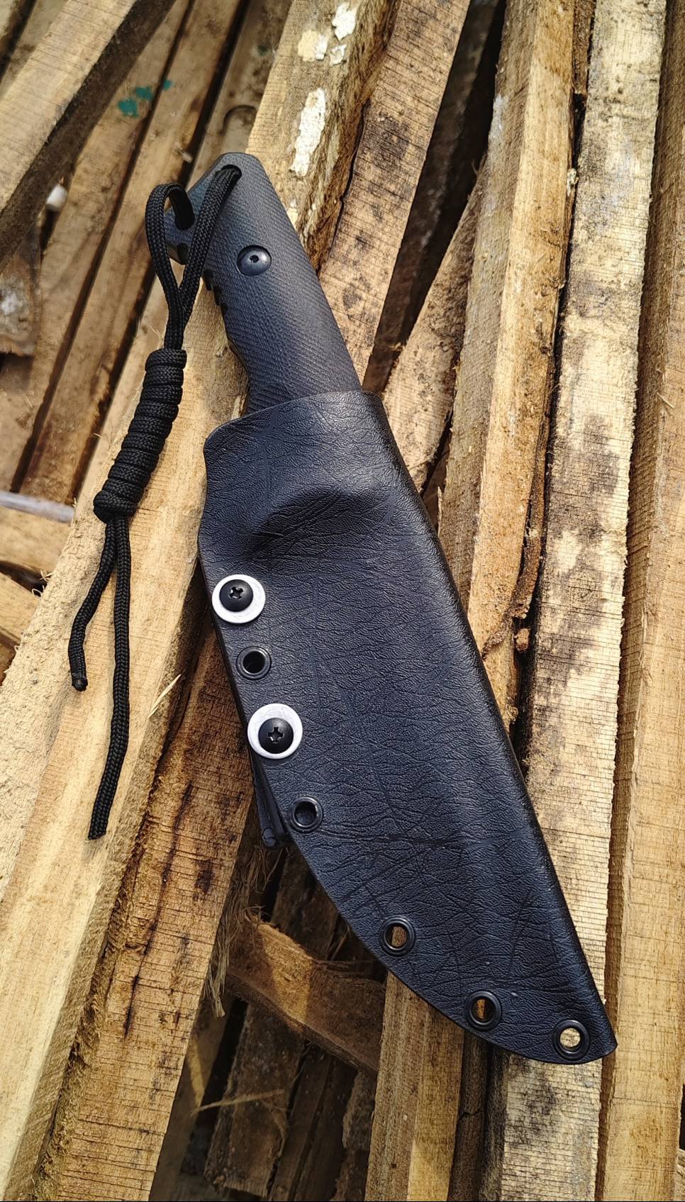 มีด C Black D2 มีดแนวแคมป์ กึ่งไฟท์ติ้ง สันหนา ปลายหนา เหมาะกับงานลุยทุกอย่างบนโลกใบนี้ ใบมีดเหล็กสุดแก่งทำจาก D2 แข็งโหด ด้ามจับมีลายกันลื่นทำจาก G10 มาพร้อมซองพลาสติกติดตั้ง Tek-lock