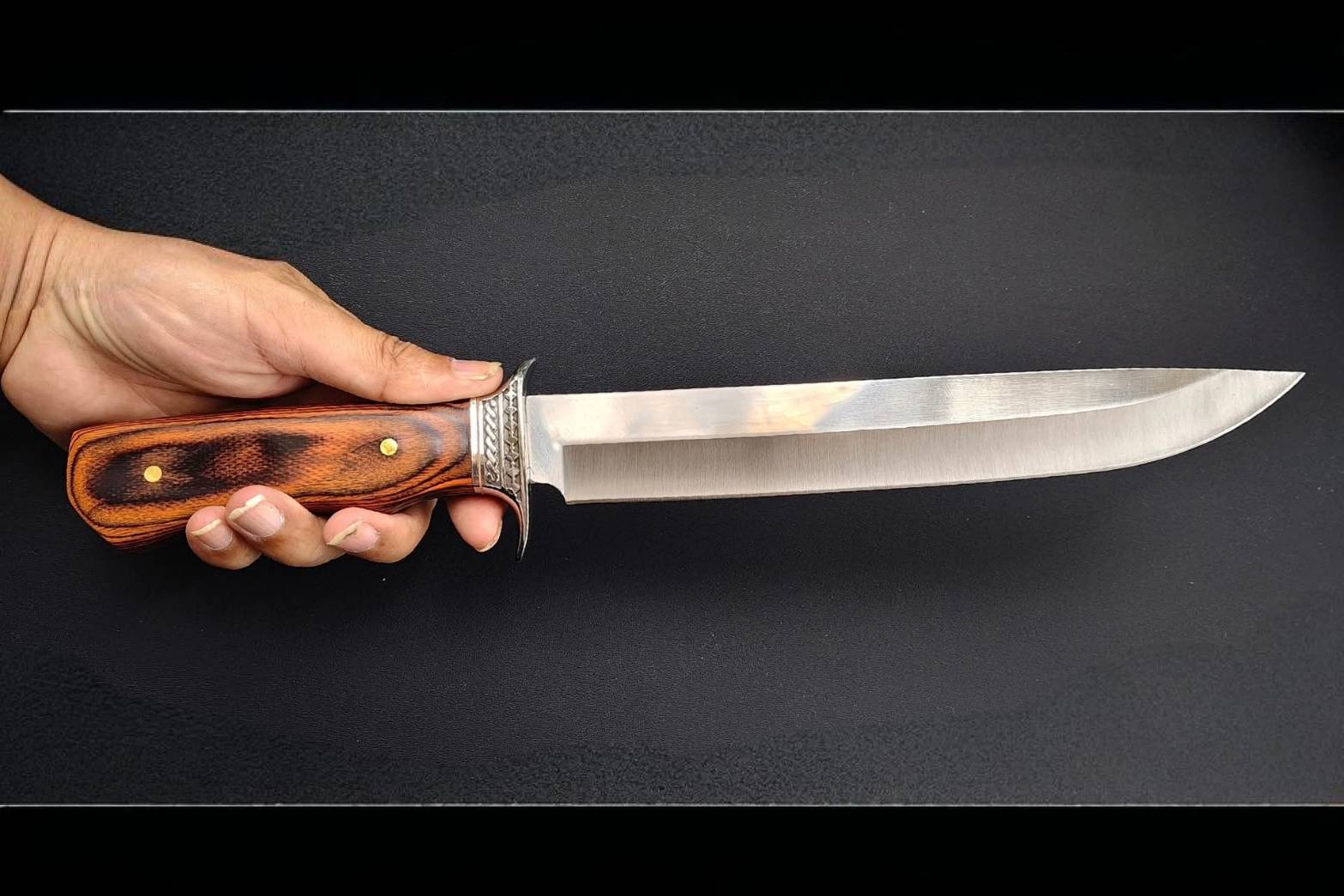 มีดแคมป์ยาว Red Wolf มีดคลาสสิคที่มาพร้อมกับใบยาว 10.5 นิ้ว ด้ามจับเป็นไม้ผสมโลหะ มีการ์ดมือป้องกันนิ้วไม่ลื่นไปโดนคม มาพร้อมซองพลาสติกแข็ง ติดตั้ง Tek lock สะดวก คล่องตัว