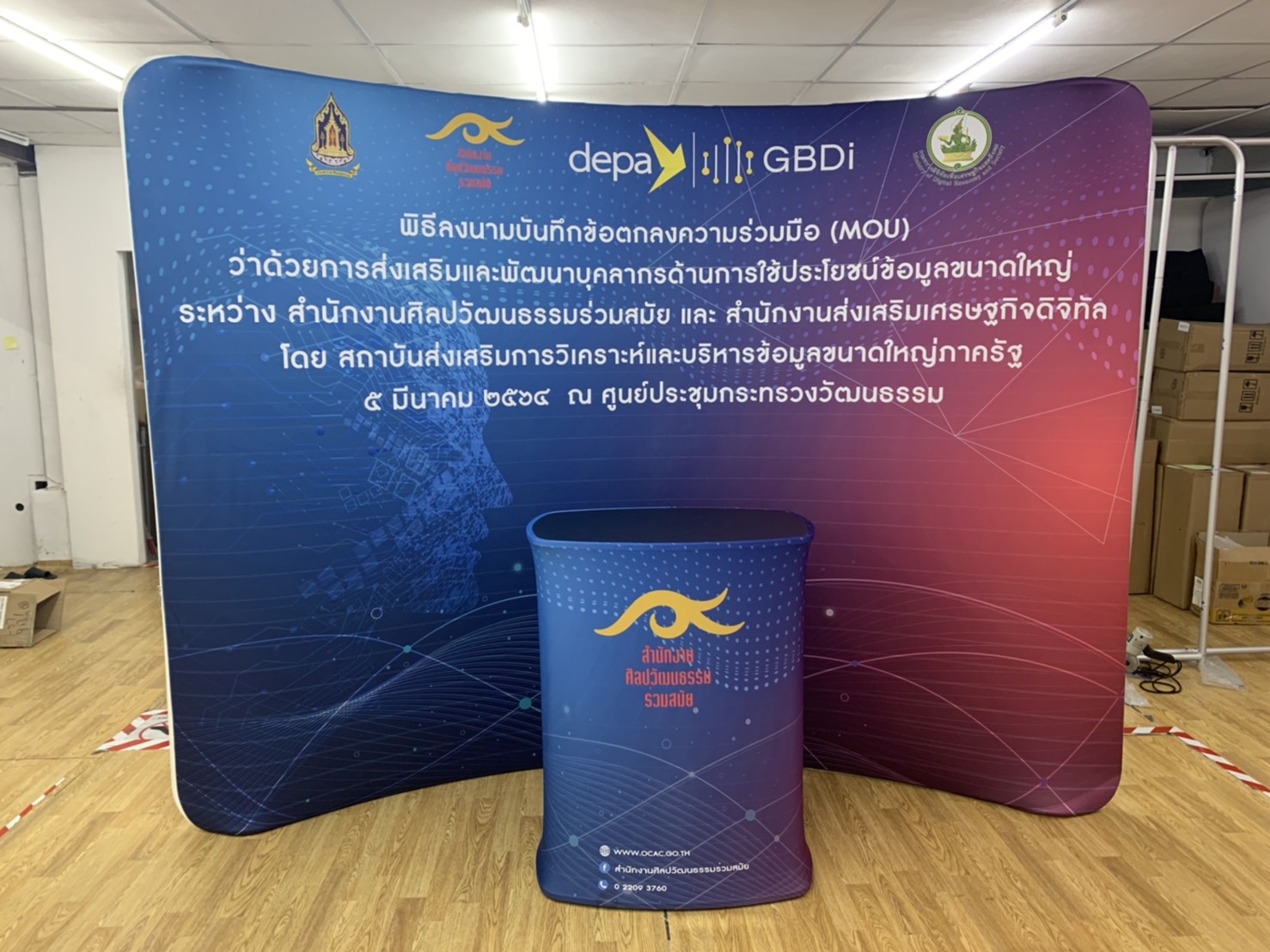 แบคดรอปผ้า Fabric Backdrop รุ่น Curved wall รุ่นโค้ง ขนาด (W)243.8-596 x (H)228 cm.โครงอะลูมิเนียม ถอดประกอบได้ พร้อมกระเป๋าใส่อุปกรณ์ 1 ใบ