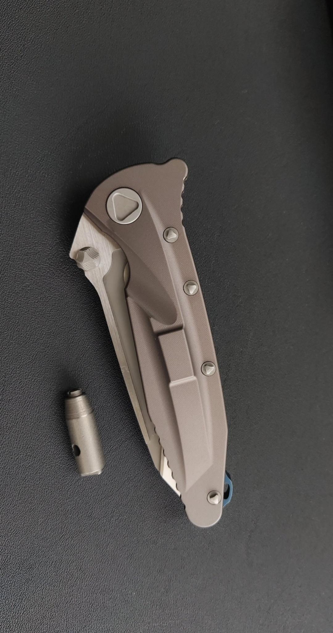 มีดพับ Bullet Fang🔥 🔥มีดพับทรง tanto blade ที่ออกแบบมาอย่างดุดันและแข็งแรง ตัวใบมีดเงาวับคมกริบ เน้นสันตรงปลายมุมแหลมที่ทะลุทะลวงได้ดี ด้ามจับใช้วัสดุโลหะชุบสี titanium finish ให้ความรู้สึกพรีเมียม มั่นคง แข็งแรง และจับถนัดมือ เสริมด้วยสกร