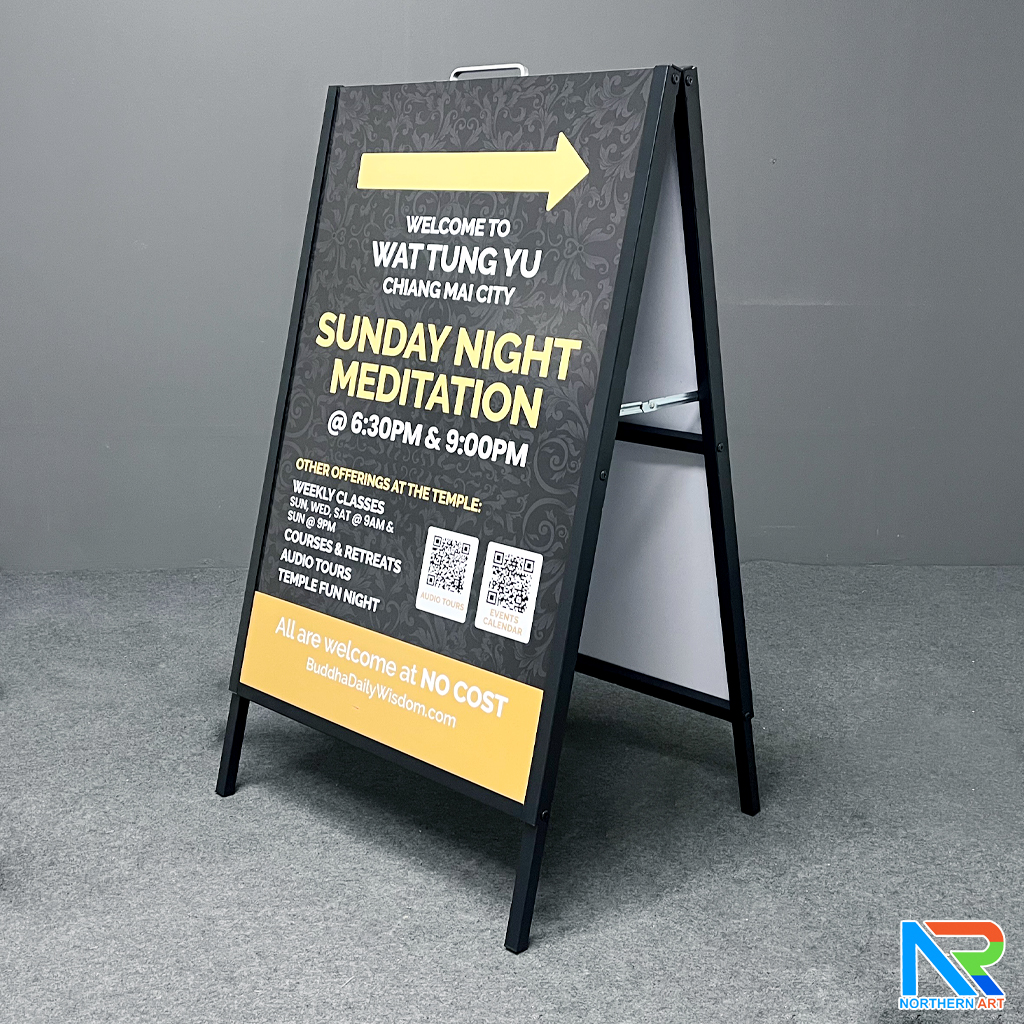 ป้ายตั้งพื้นเหล็ก สีดำ มีด้ามจับ ขนาด 60x90 cm. โชว์งานพิมพ์ 2 ด้าน พับเก็บได้ เคลื่อนย้ายสะดวก