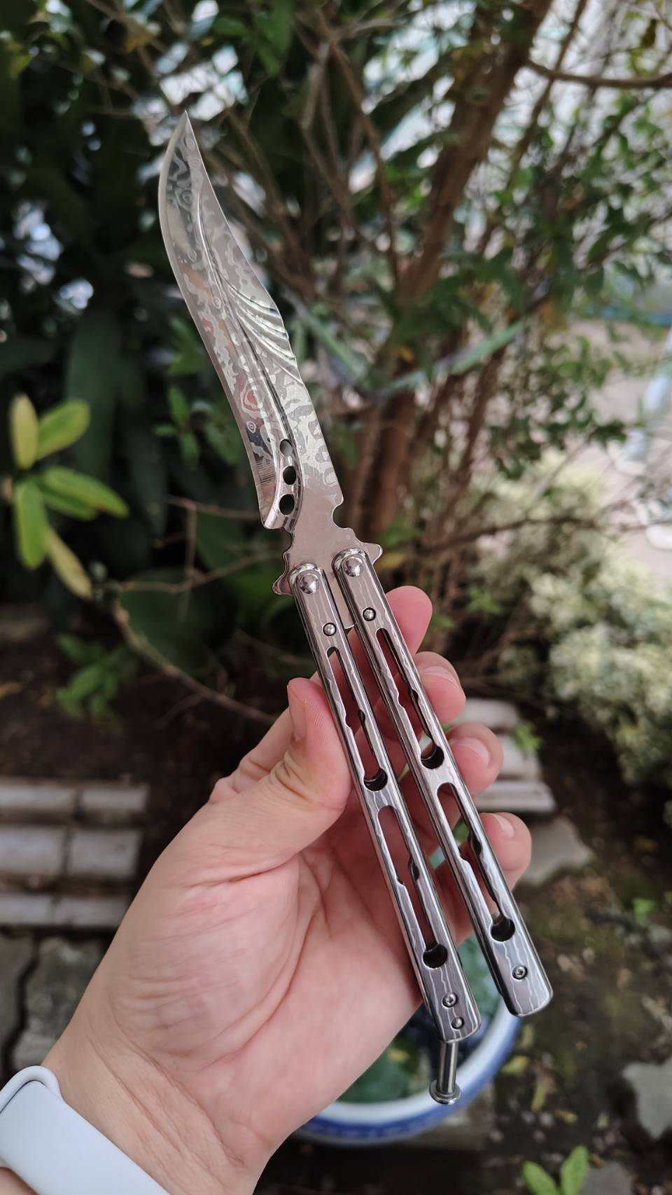 มีดควงบาลิซอง ใบทรงโบวี่ส ทั้งใบและด้ามเป็นสแตนเลสเต็มชิ้นหนาๆ เล่มใหญ่ แน่นมือ ใบทรงโบวี่ให้เส้นคมเด่น เตะตา และใช้งานได้ดี ตัวใบและผิวด้าม ลงลายกัดเลเซอร์ ลายชัด ดูมีมิติ ไม่ใช่งานเรียบธรรมดาๆ บาลานซ์น้ำหนักดี หมุนได้คุมง่าย ไม่ปลิว