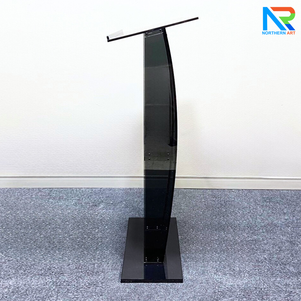 โพเดียม อะคริลิคสีดำใส ขนาด(W)68 x (L)34 x (H)123 cm. TOP เอียงพร้อมกันตก วัสดุอะคริลิคใส หนา 8 มม.