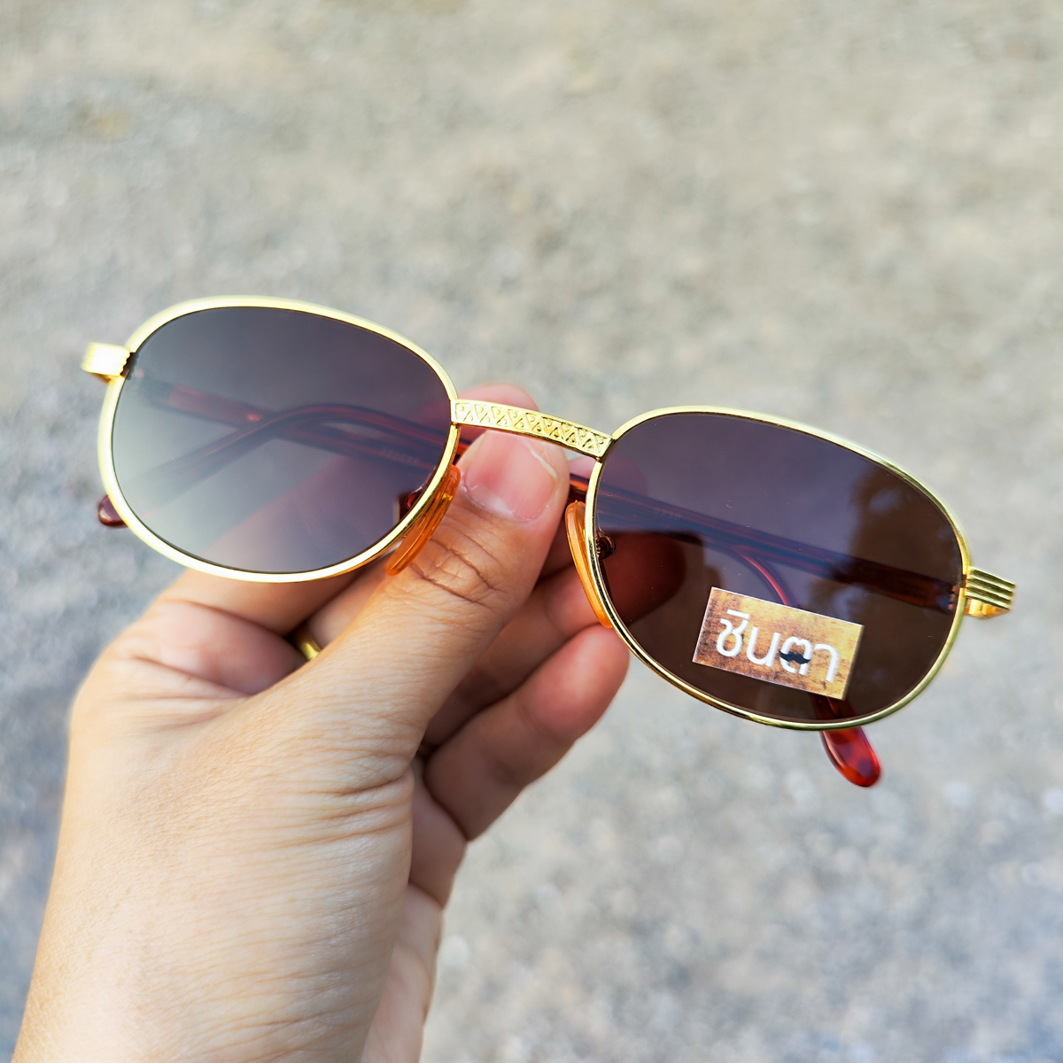 แว่นตากันแดด แว่นตากันแดดวินเทจ แว่นเก่าเก็บยุค 90s รุ่น Thong Ja Rat (Sun) กรอบสีทอง สวยงาม ทรงรีมน เลนส์กันแดดสีน้ำตาล วินเทจแท้ หายากและไม่มีผลิตอีกแล้ว นำเสนอโดย ร้านชินตา