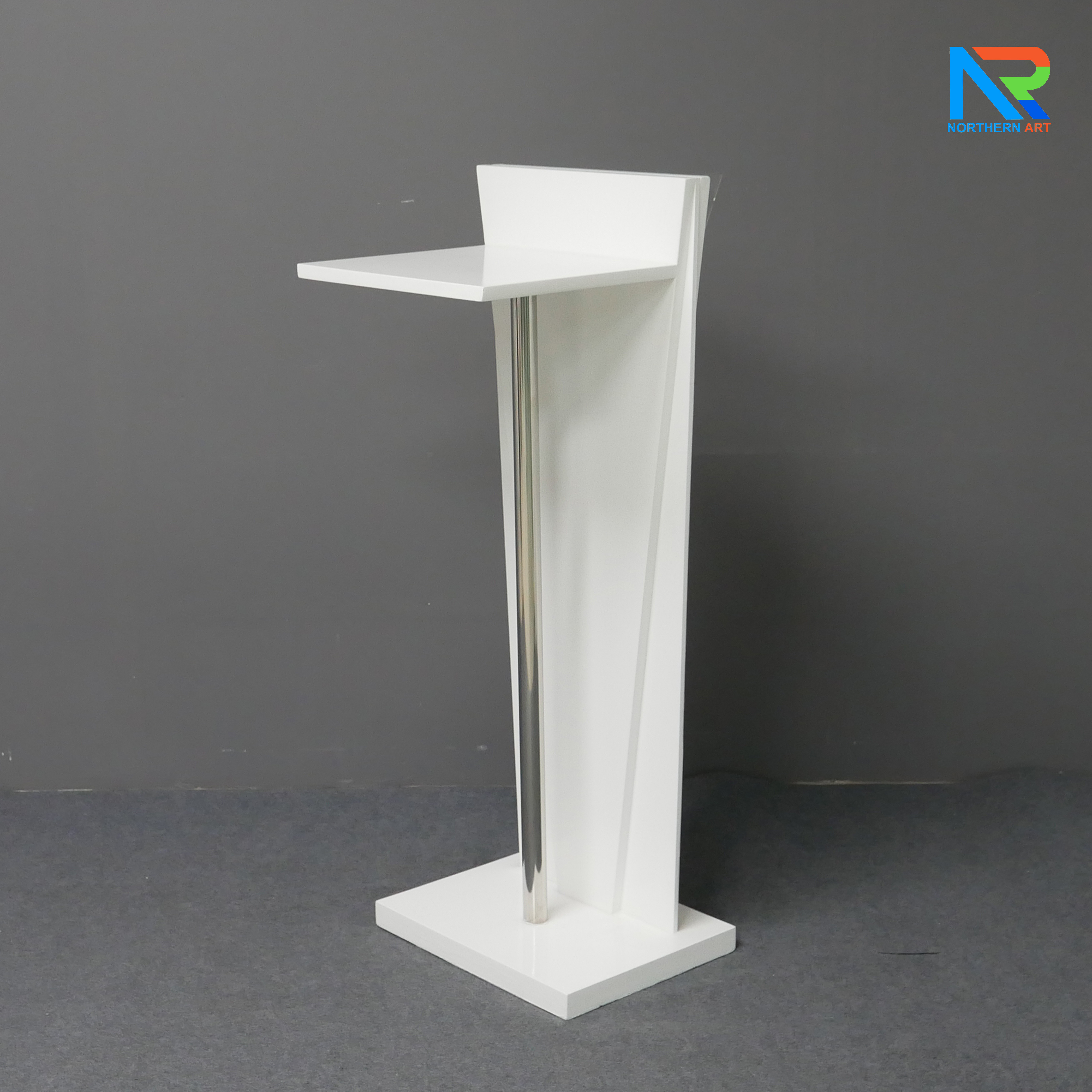 โพเดียมไม้สีขาว ทรงสามเหลี่ยม ขนาด (W) 45 x (L) 35 x (H) 118 cm. ด้านหน้าอะคริลิคใส ติดหมุด สำหรับติดโลโก้