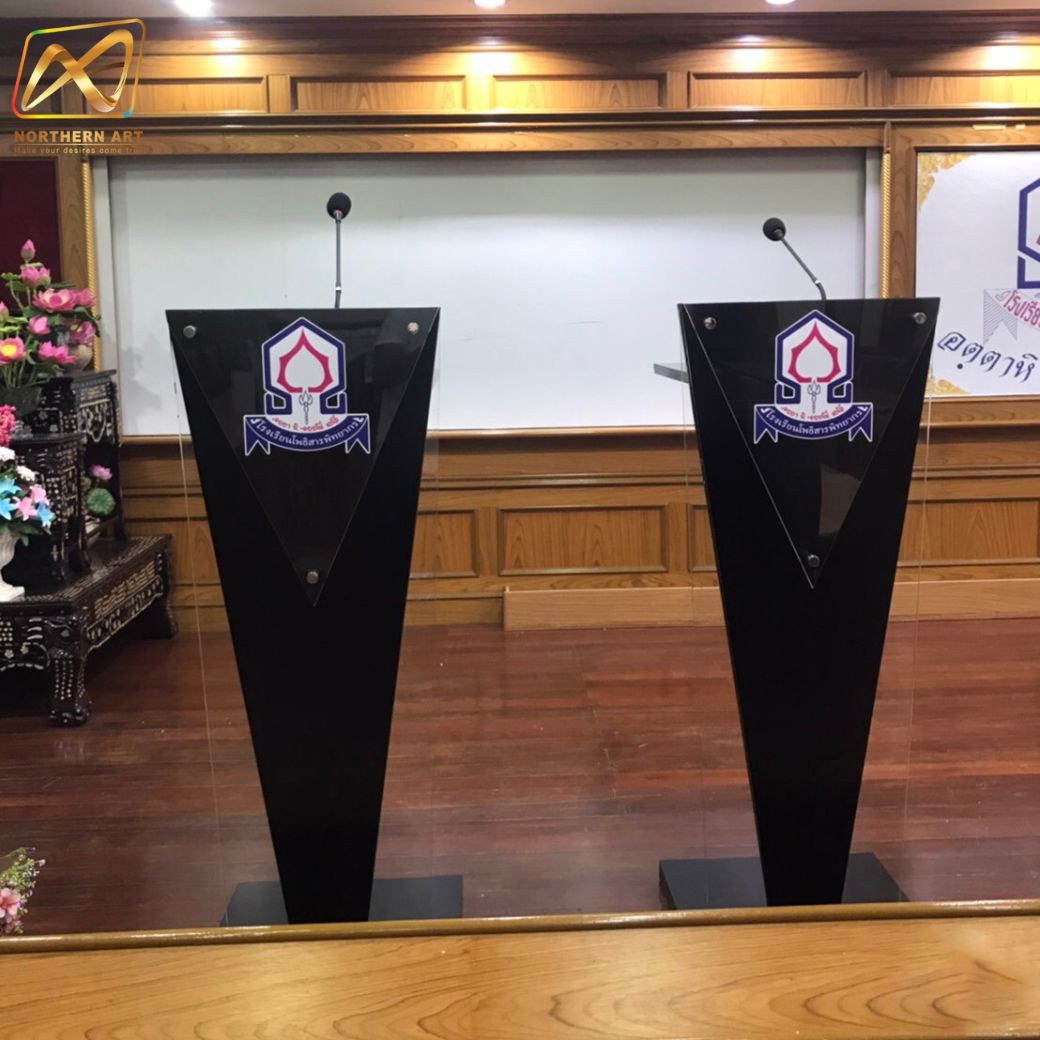 โพเดียมไม้สีดำ ทรงสามเหลี่ยม ขนาด (W) 45 x (L) 35 x (H) 120 cm. ด้านข้างอะคริลิคใส หนา 8 มม. ด้านหน้าอะคริลิคใส ติดหมุด สำหรับติดโลโก้