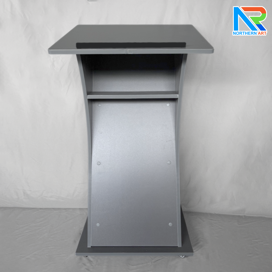 โพเดียมไม้ สีเทา TOPเอียง ขนาด (W)60 x (L)50 x (H)108 cm. พร้อมล้อเลื่อนและชั้นวางของ