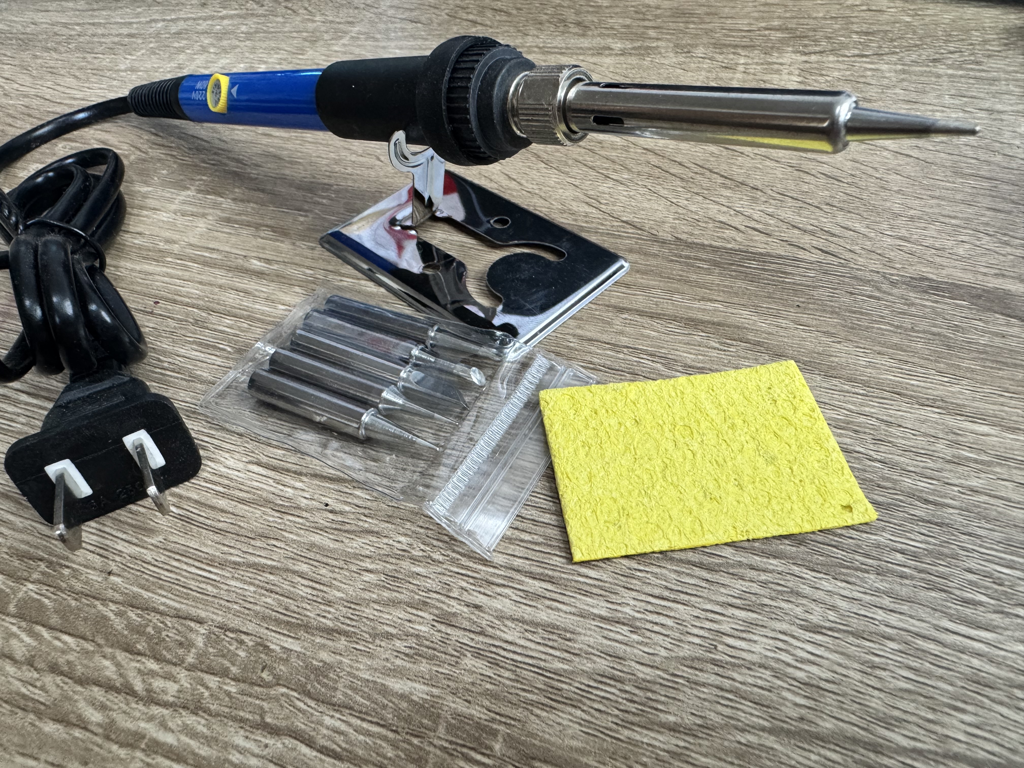 หัวแร้ง 60W ปรับอุณหภูมิได้ พร้อมขาตั้งและหัวเปลี่ยนหลายแบบ Adjustable Temperature Electric Soldering Iron 220V 60W Welding Solder