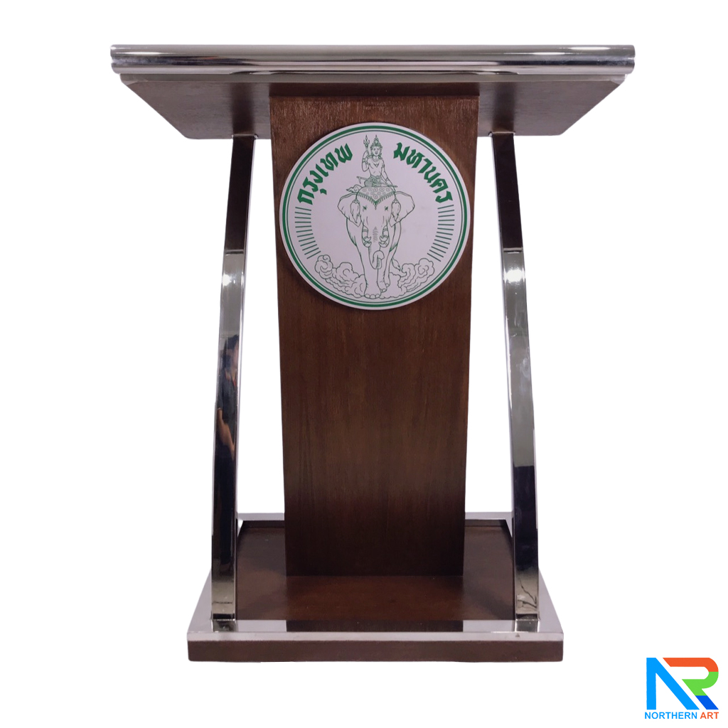 โพเดียมไม้ยืนคู่ Top หุ้มสแตนเลสยืนคู่ สีโอ๊คน้ำตาล ขนาด (W) 90x (L) 59 x (H) 120 cm. พร้อมตกแต่งเสาโค้งสแตนเลสเกรด304