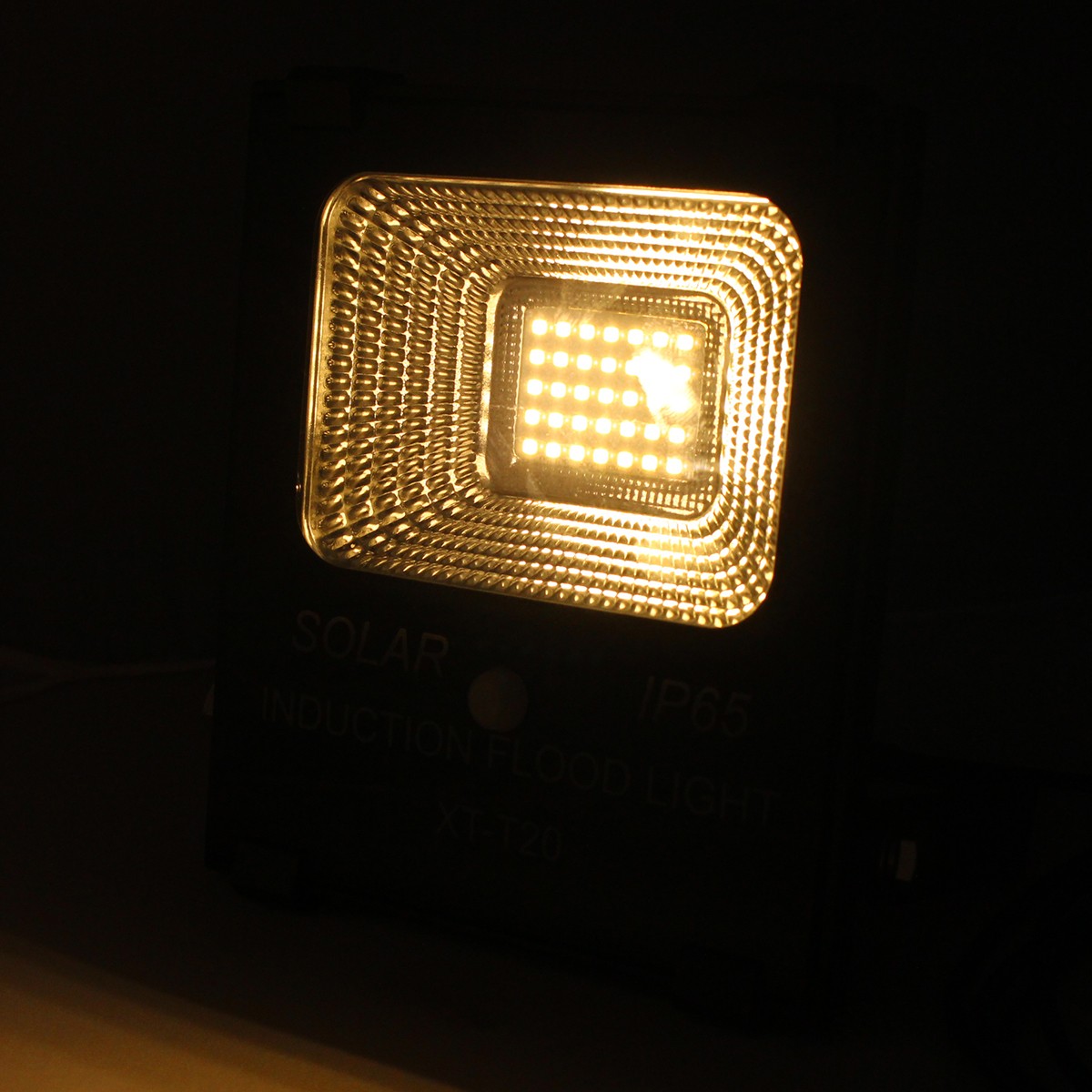 IWC-SPL-SOLAR-100W รุ่นโซล่าเซลล์ มีเซ็นเซอร์ตรวจจับความเคลื่อนไหว