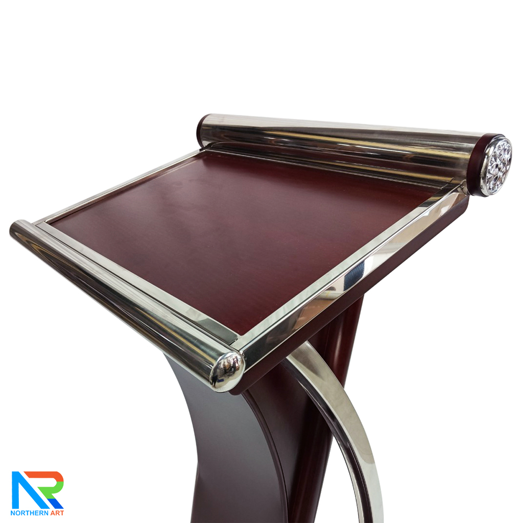 โพเดียมไม้ สีโอ๊ค ขนาด (W)50 x (L)40 x (H)117 cm. ตกแต่งเสาโค้งสแตนเลส ด้านข้าง Top และฐาน หุ้มสแตนเลส เกรด201