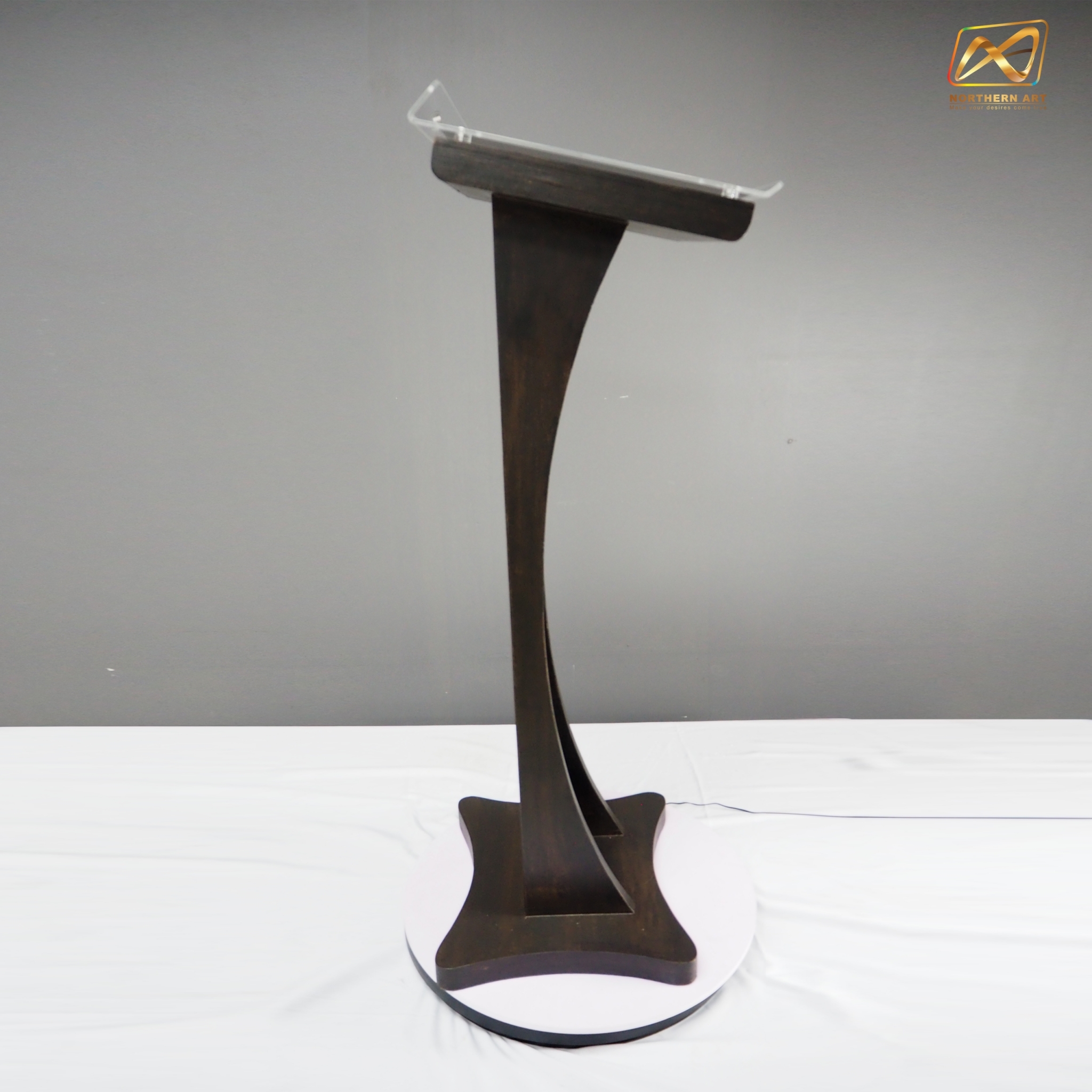 โพเดียมลายไม้ สีโอ๊คเข้ม ขนาด (W) 48 x (L) 40 x (H) 120 cm. Top เอียง ปิดทับอะคริลิคใสพร้อมหมุด