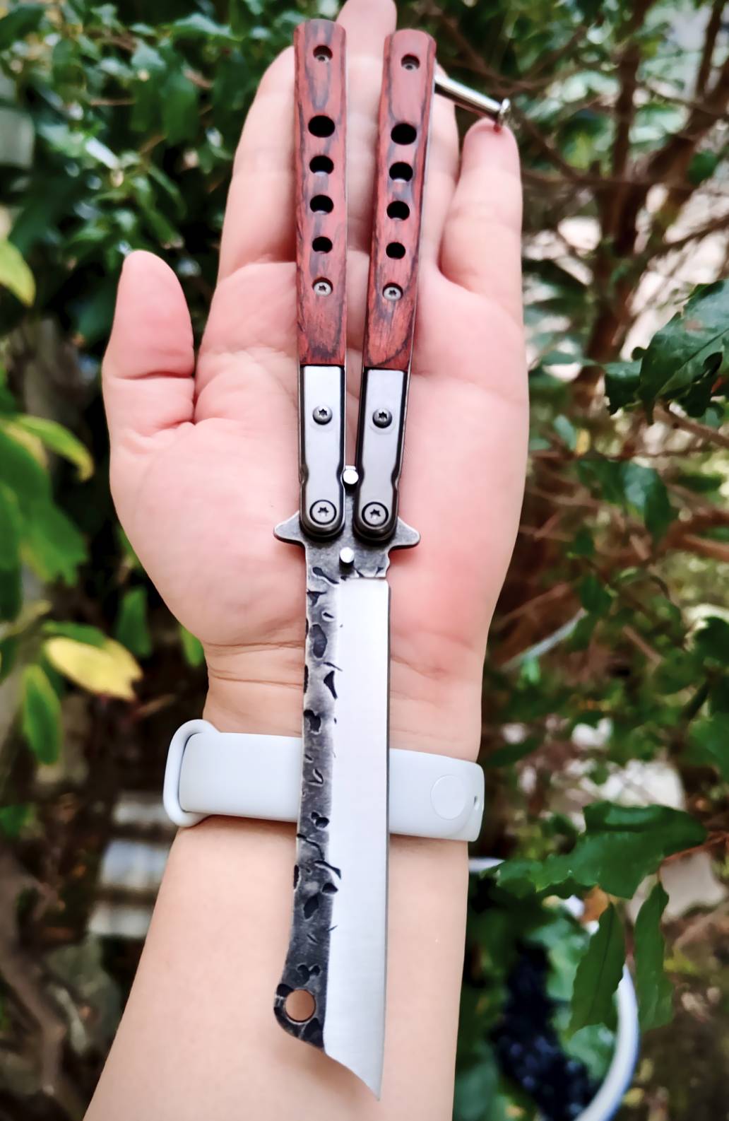 มีดควงบาลิซอง ทรงใบคัตติ้งปลายเฉียบ ไล่ลวดลายผิวใบแบบตีผิวดิบ ดูมีเอกลักษณ์ ด้ามผสมสแตนเลส + ไม้ ให้ฟีลแข็งแรงแต่ยังจับสบายมือ ตัวด้ามจับแน่น ไม่คลอนง่าย มีน๊อตยึดอย่างดี เวลาหมุนแล้วคุมจังหวะได้ดี น้ำหนักสมดุล ขนาดพอดีมือ ใช้โชว์ก็เท่ห์ ใช้งานก็ลงตัว