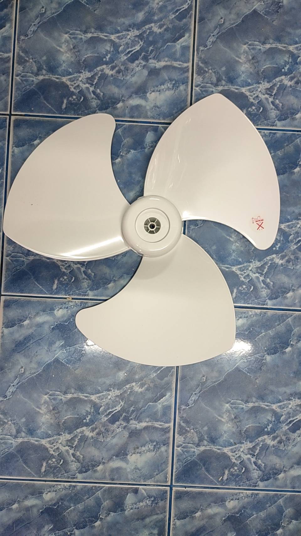 0000010 ใบพัดลม 18 นิ้ว สีขาวขุ่น อะไหล่พัดลม แบบ 3 ใบ เกรด A ขนาด ใบพัดลม ฮาตาริ