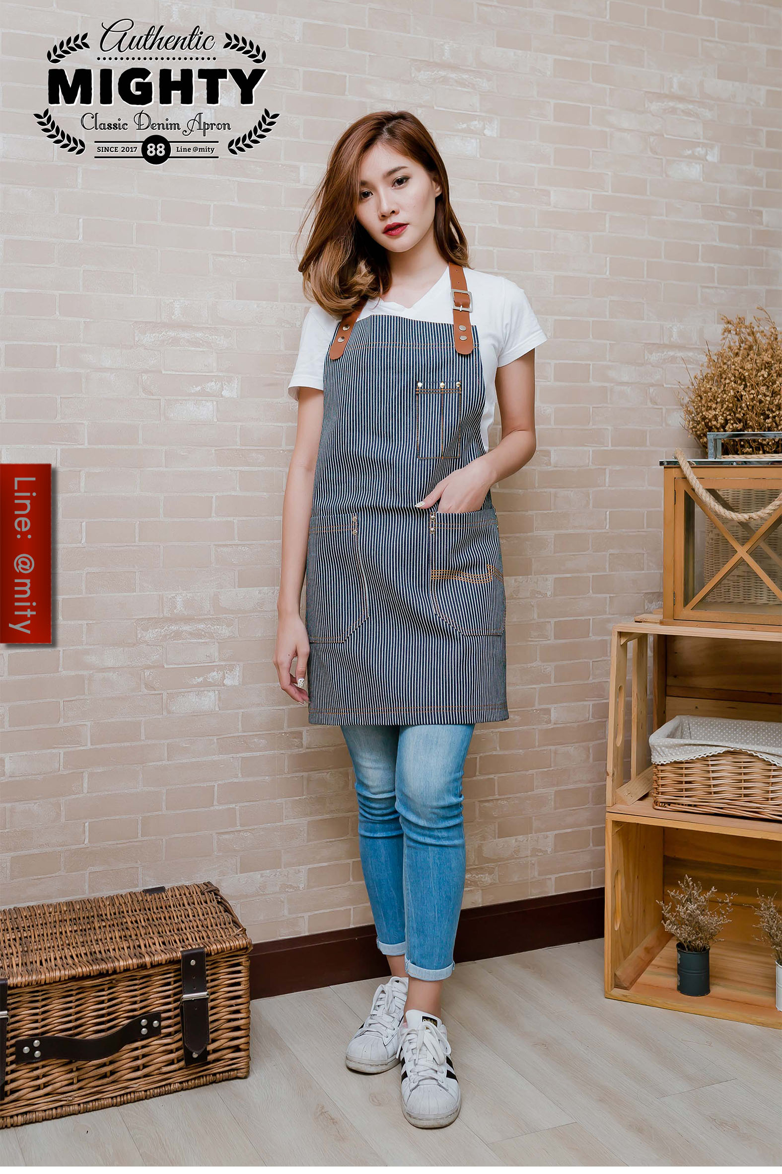 ผ้ากันเปื้อนยีนส์ แบบS4 สีกรมท่าลายริ้ว สายหนังแท้ ช่องปากกายีนส์