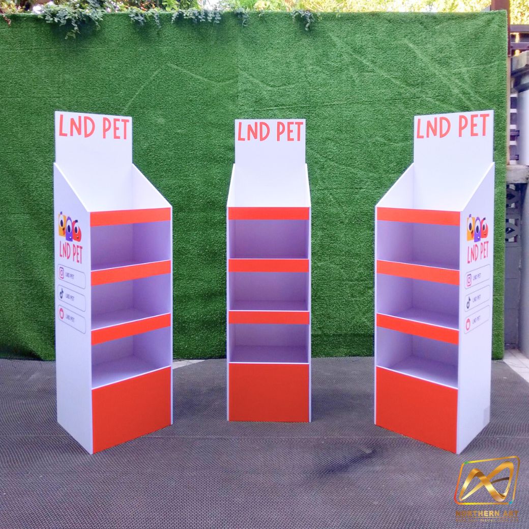 ชั้นวางสินค้าพลาสวูด 4 ชั้น ขนาด (W)36.5 x (D)35 x (W)135 ซม. พลาสวูดหนา 8 มม.พร้อมงานพิมพ์สติ๊กเกอร์