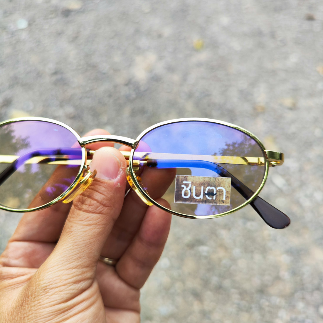 กรอบแว่นตา แว่นตาวินเทจ แว่นเก่าเก็บยุค 90 รุ่น Thong Cha กรอบสีทองทรงรีมน รองรับการนำไปตัดเลนส์สายตา วินเทจแท้ หายากและไม่มีผลิตอีกแล้ว นำเสนอโดย ร้านชินตา