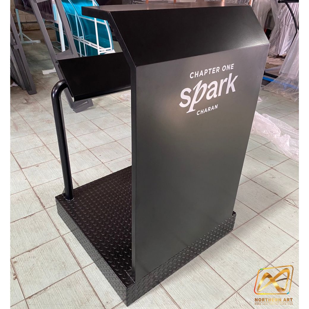 โพเดียมรปภ. เหล็กรุ่น GR-03 ขนาด (W) 85 x (L) 85 (H) 135 ซม. พร้อมช่องใส่เอกสาร ขนาดA4 พื้นเหล็กลายกันลื่น แข็งแรงทนทาน ( สั่งผลิตสีที่ต้องการได้)