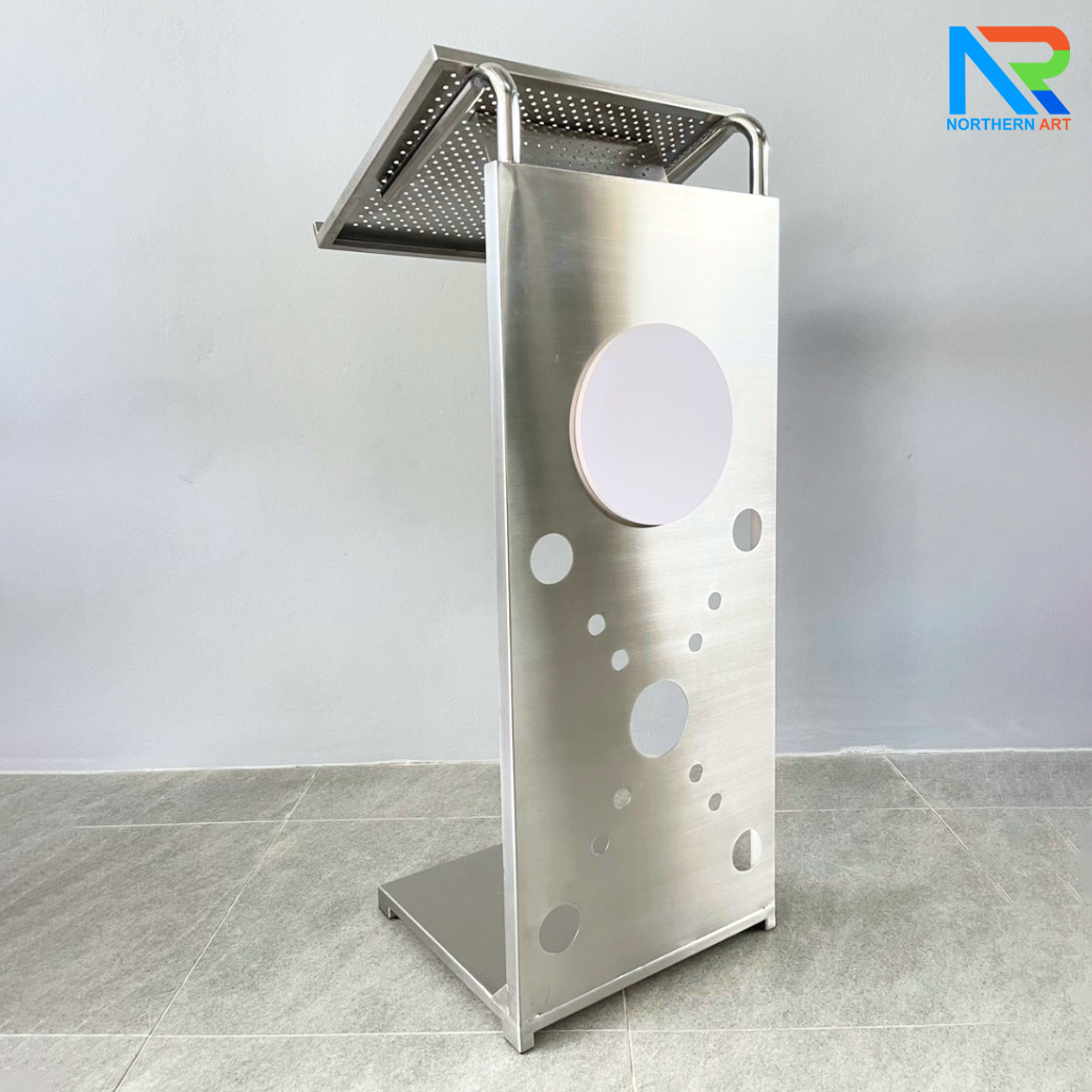 โพเดียมสแตนเลส ST-04 ขนาด (W) 50 x (L) 40 x (H) 116 ซม. ตกแต่งฉลุลายด้านหน้า สแตนเลสเกรด304 ไม่เป็นสนิม แข็งแรง มั่นคง