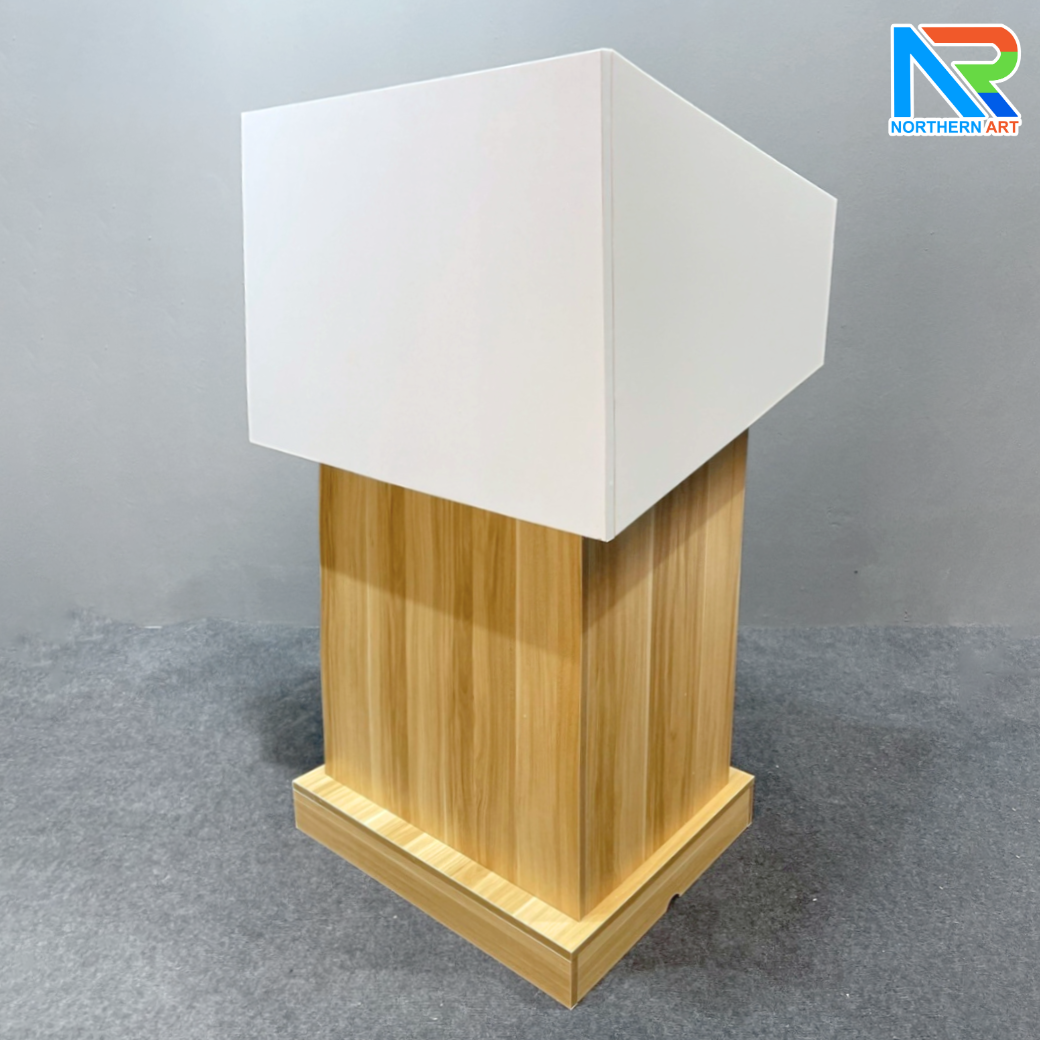 โพเดียมไม้MDF ทูโทน สีขาว และสีสักลายไม้ ขนาด (W)73 x (L)54 x (H)117 cm. พร้อมชั้นวาง