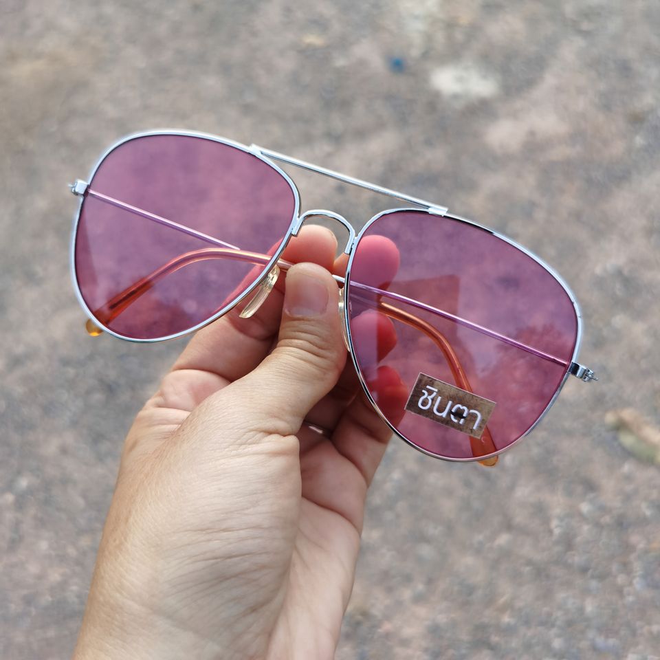 แว่นกันแดด กรอบแว่นตา แว่นตาวินเทจ ชินตา แว่นเก่าเก็บยุค 90s รุ่น Pink 90's ทรงตี๋ใหญ่ กรอบสีเงิน เลนส์สีชมพู แข็งแรง วินเทจแท้ หายากและไม่มีผลิตอีกแล้ว นำเสนอโดย ร้านชินตา