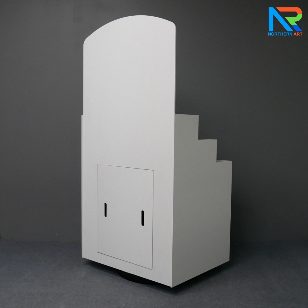 เช่าชั้นวางพลาสวูดขั้นบันได ขนาด (W) 80 x (L)64 x (H)160 cm. มีล้อเลื่อนพร้อมตู้เก็บของด้านหลัง