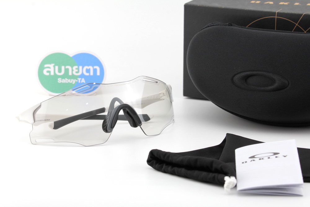 Oakley CYBR ZERO Matte White / Clear Photochromic 50% Black OO9512D-01